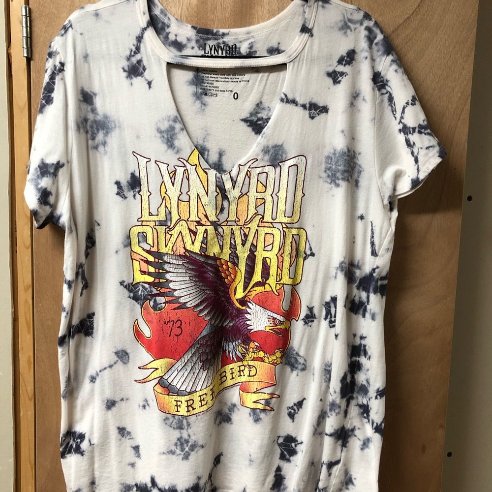 Lost by USPS - Torrid Lynrd Skynrd Tshirt Sz 0 wh/bl  tie dye